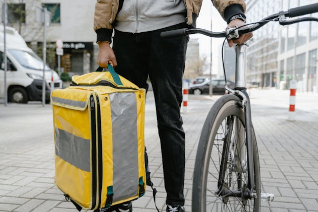 Je bekijkt nu Waarom kiezen voor fietskoeriers? De voordelen voor jouw bedrijf én het milieu